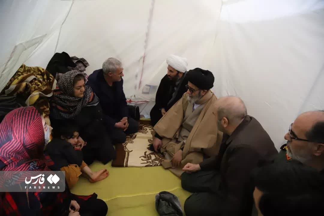 امام جمعه تبریز در چادر زلزله‌زدگان خوی +تصاویر
