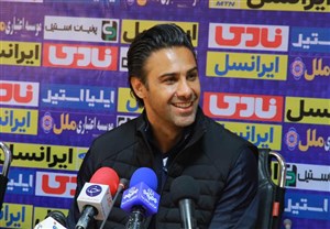 با نظر فرهاد مجیدی استقلال با ترکیب سید حسین حسینی، سیاوش یزدانی، محمد دانشگر، عارف آقاسی، جعفر سلمانی، کوین یامگا، زبیر نیک نفس، مهدی مهدی‌پور، امیر حسین حسین‌زاده، سبحان خاقانی و رودی ژستد به مصاف سپاهان می‌رود.  دیدار دو تیم استقلال و سپاهان، روز سه‌شنبه در چارچوب هفته دهم رقابت‌های لیگ برتر، ساعت ۱۶ در ورزشگاه آزادی برگزار می‌شو