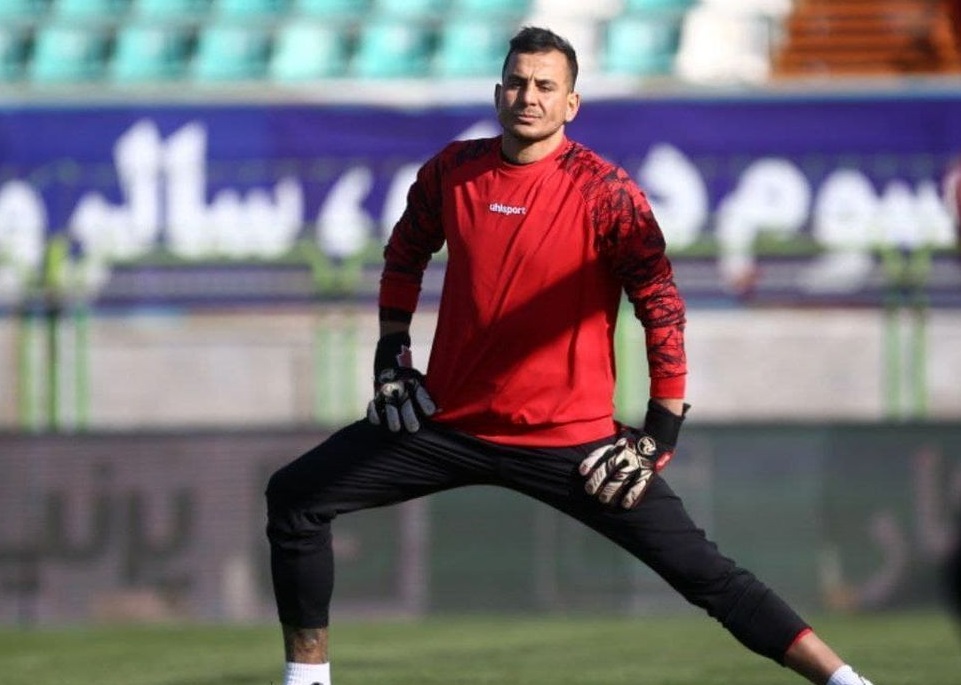 سرمربی پرسپولیس حامد لک را تا اطلاع ثانوی از این تیم کنار گذاشته و گفته اجازه تمرین کردن ندارد.