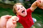 به هیچ وجه مچ دست کودکان را نگیرید!