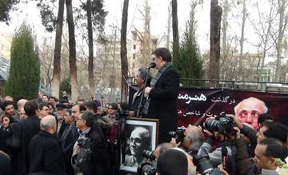 همخوانی مردم در تشییع همایون‌ خرم + فیلم