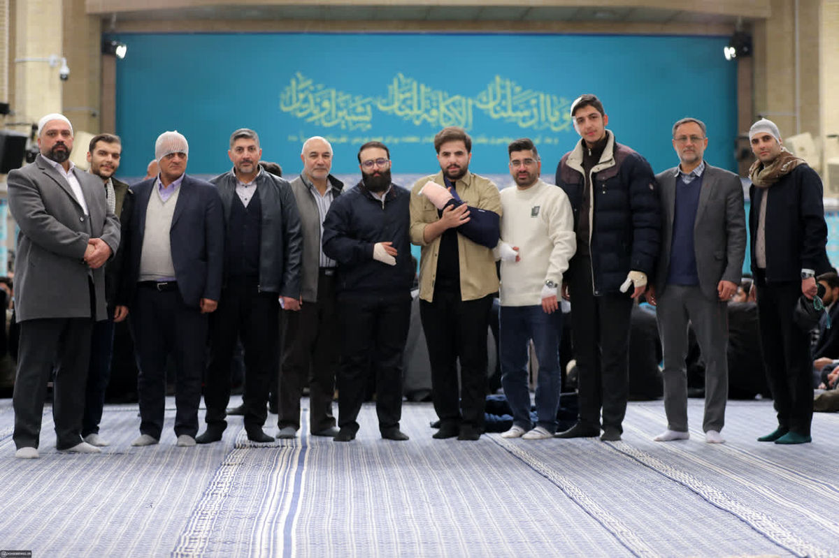 عکس یادگاری مجروحان اغتشاشات اخیر در بیت رهبری