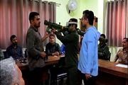 آموزش کار با دوش‌پرتاب شکارچی اف 18 به مردم