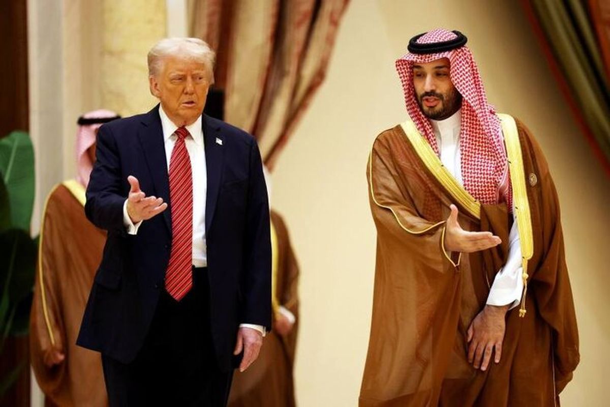 حرکات دست و صورت بن‌سلمان هنگام صحبت ترامپ درباره حمله به ایران +فیلم
