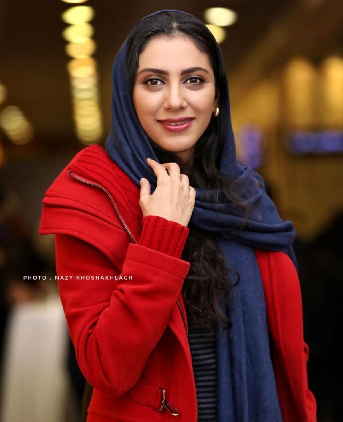 استایل زمستانی مونا فرجاد در کنار شومینه+ عکس