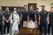 بازیکنان پرسپولیس در کنار 2 هوادار وفادار سیستان و بلوچستان+ عکس