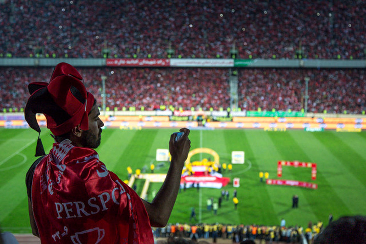 تشویق لیدرهای باشگاه پرسپولیس با عکس شهید حججی