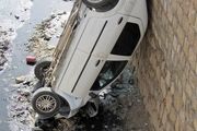 سقوط خودروی ال90در کانال سیل بند لنده+تصاویر