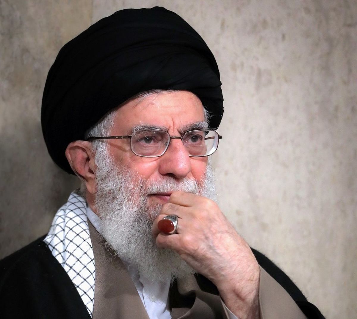 خاطرات رهبر انقلاب از "دوران زندان و تبعید" رونمایی می‌شود