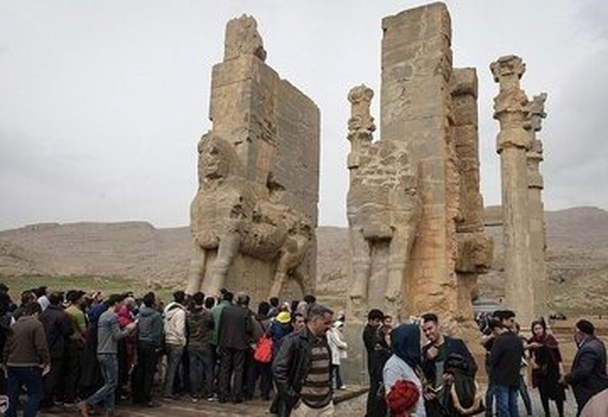 تا ۲۰ قدمی آرامگاه کوروش، دوغ و گوشت می‌فروشند