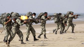 تجمیع نیروهای زمینی ارتش در نقطه صفر مرزی ایران و آذربایجان +فیلم