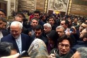 ظریف در بین دانشجویان ایرانی در پکن+عکس