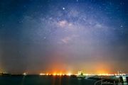 وقتی قدرت DSLR توسط Huawei P30 Pro در سنگاپور دچار چالش می‌شود؛ عکاسی از کهکشان راه شیری با وجود بالاترین حد آلودگی نوری