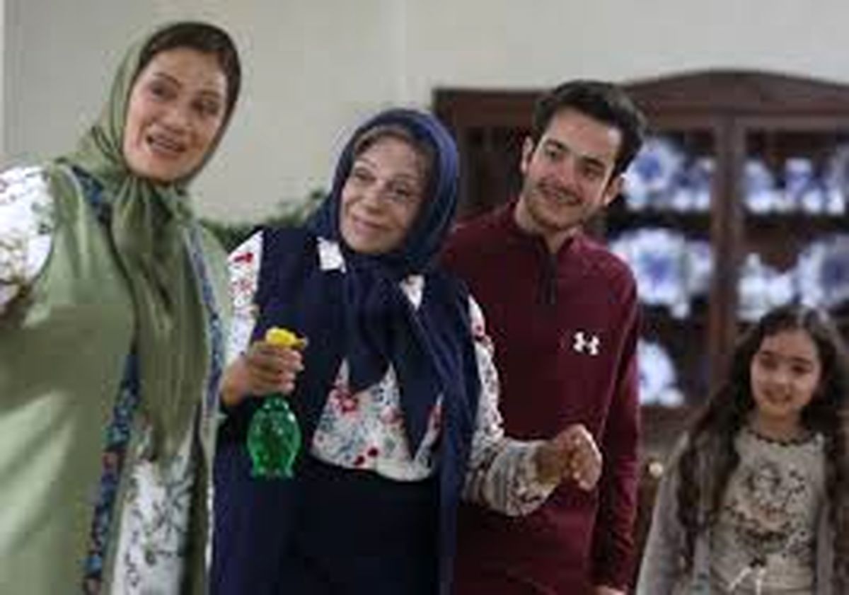 استایل دخترانه شبنم مقدمی روی پوستر «هیولا»/ عکس