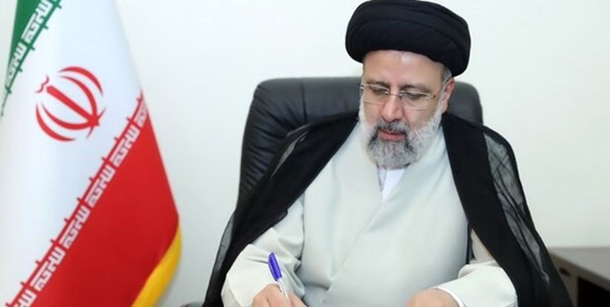 حضور رئیسی در منزل دو شهید سرافراز دوران دفاع مقدس 