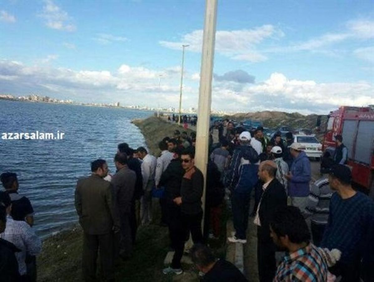 سقوط پراید با دو سرنشین دختر به داخل دریاچه شورابیل اردبیل+تصاویر