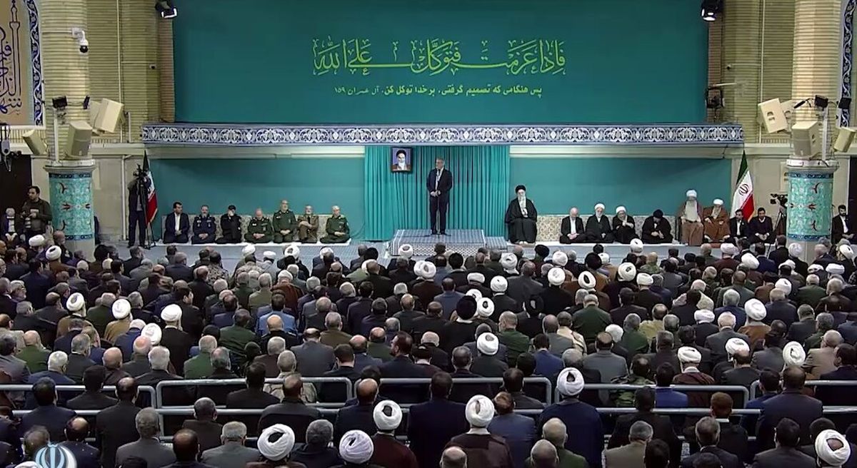تصویری از آیه پرمفهوم که در محل سخنرانی امروز رهبر انقلاب نصب شده است
