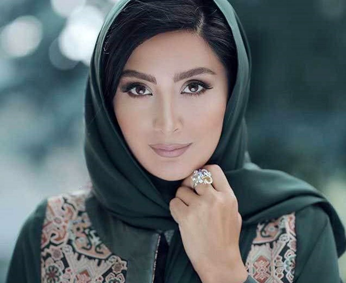 «مریم معصومی» با چادر رنگی در حرم امام رضا(ع) /عکس