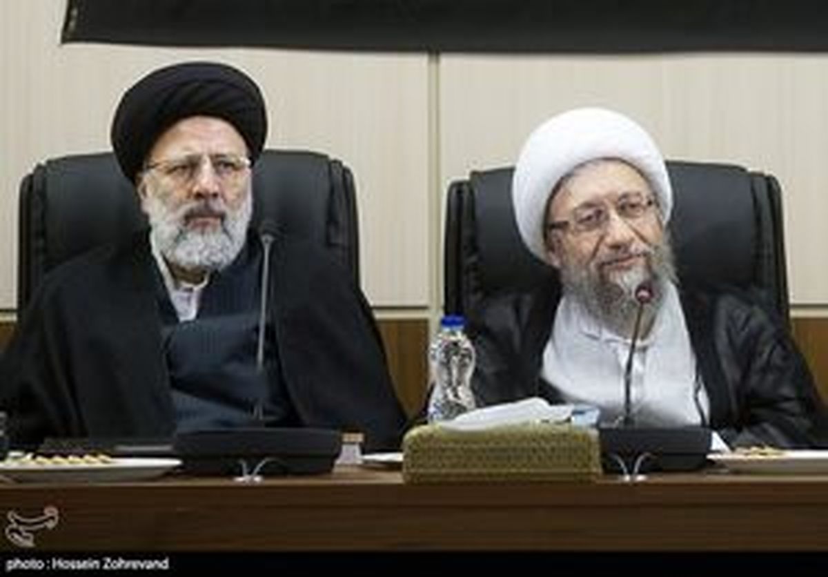 
حضور آیت‌الله آملی لاریجانی در منزل رئیس جمهور شهید
