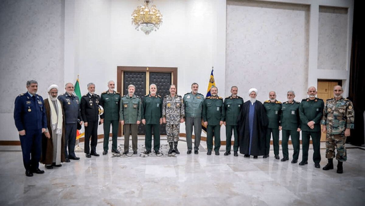 دیدار فرماندهان ارتش و سپاه و تاکید بر مقابله با دشمن