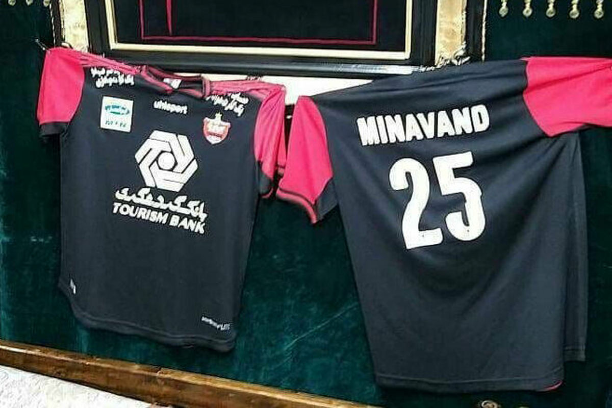 رونمایی از پیراهن پرسپولیس به یاد میناوند /عکس