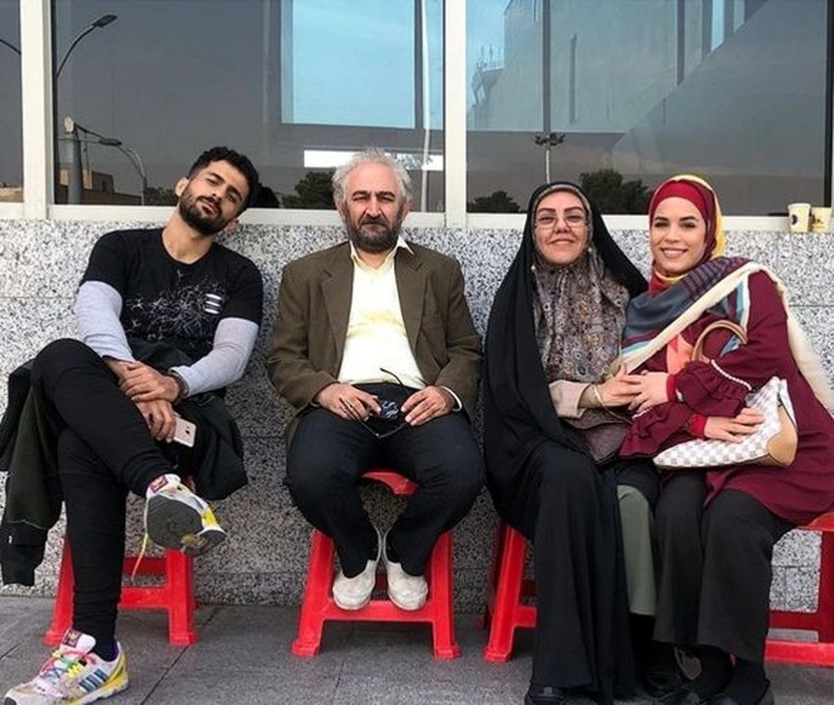 تو کی هستی که پشتت نماز بخونن؟!