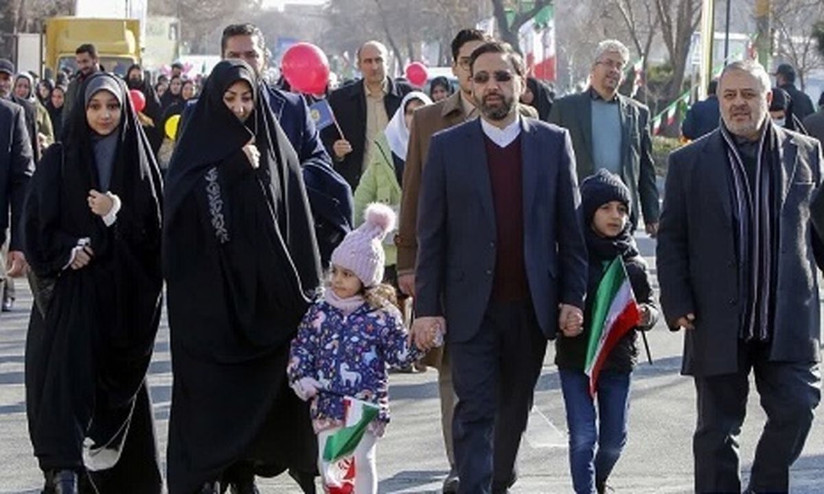 بچه های شهید مالک رحمتی دست در دست پدر+عکس