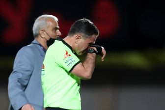 چشمان اشکبار داور با تجربه لیگ برتر در روز خداحافظی اش+ عکس