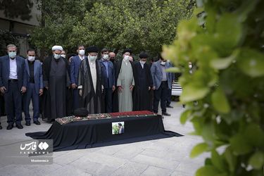 اقامه نماز رهبر انقلاب بر پیکر حجت‌‌‌الاسلام دعائی+گزارش تصویری