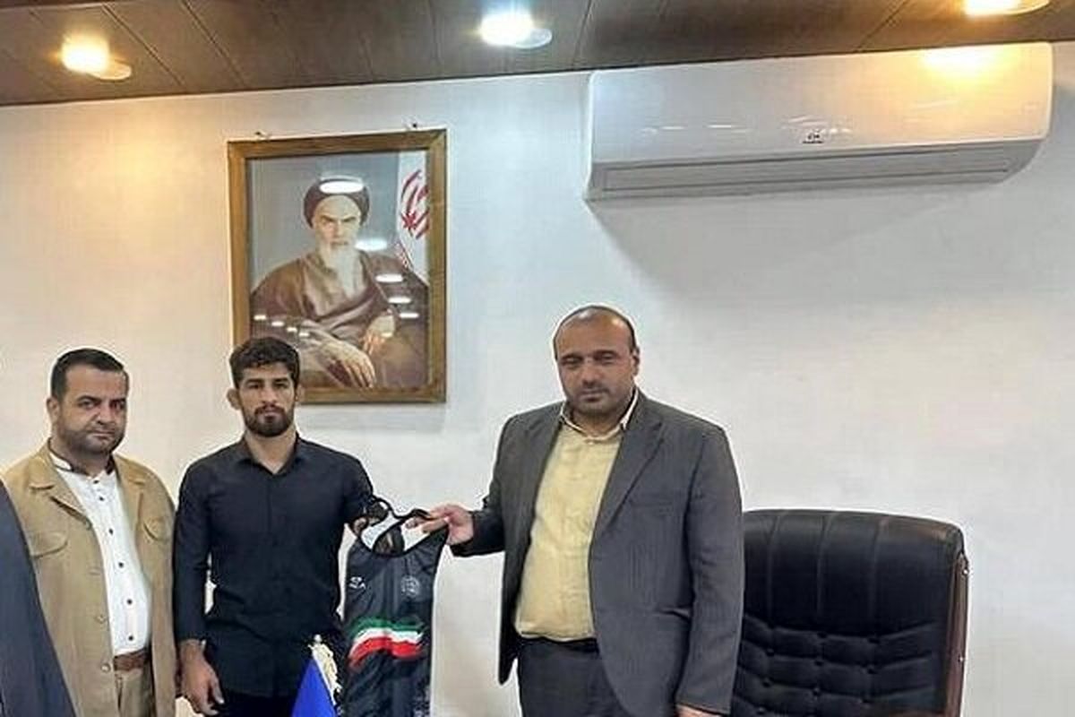 قهرمان کشتی جهان 5 زندانی آزاد کرد
