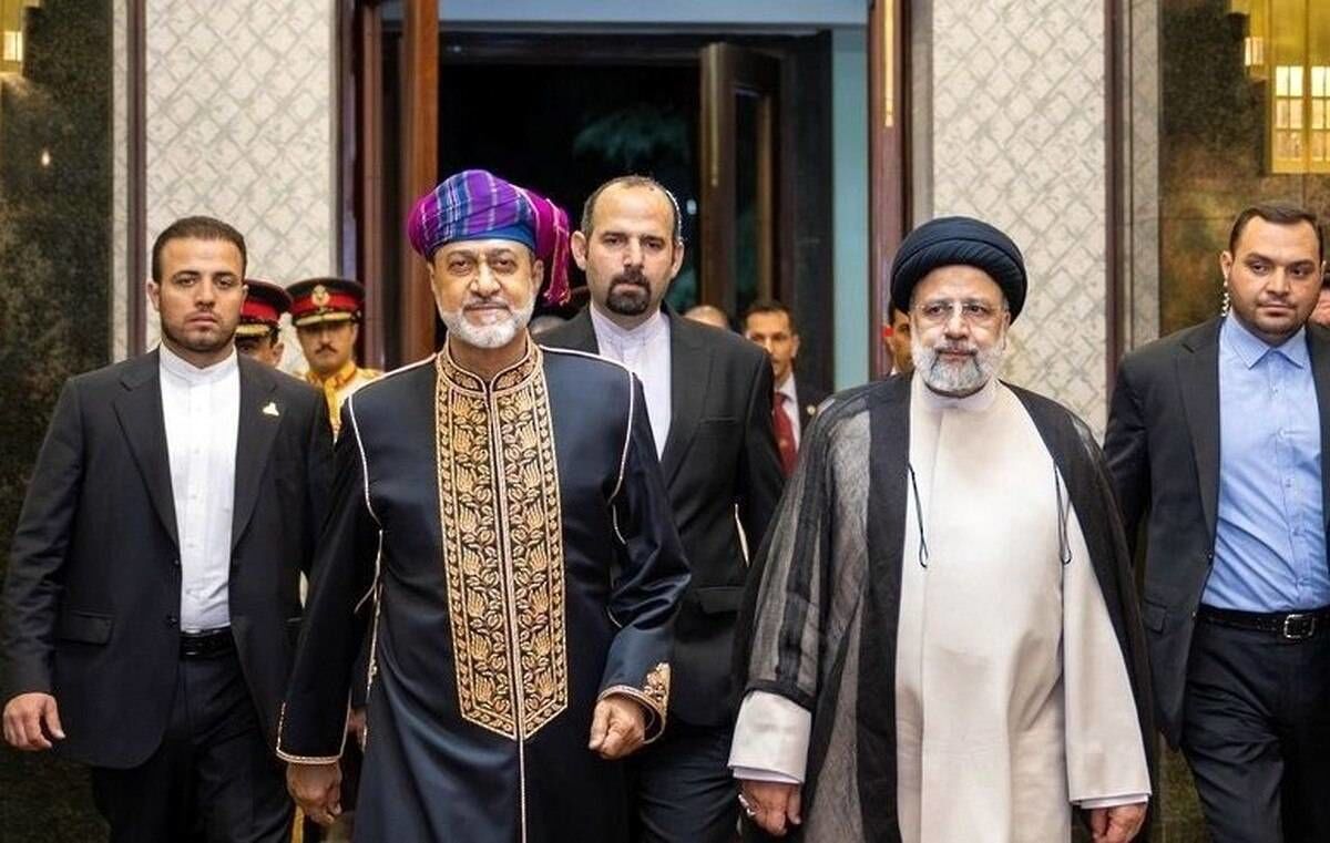 عمامه بنفش و قرمز سلطان عمان نشانه چیست؟