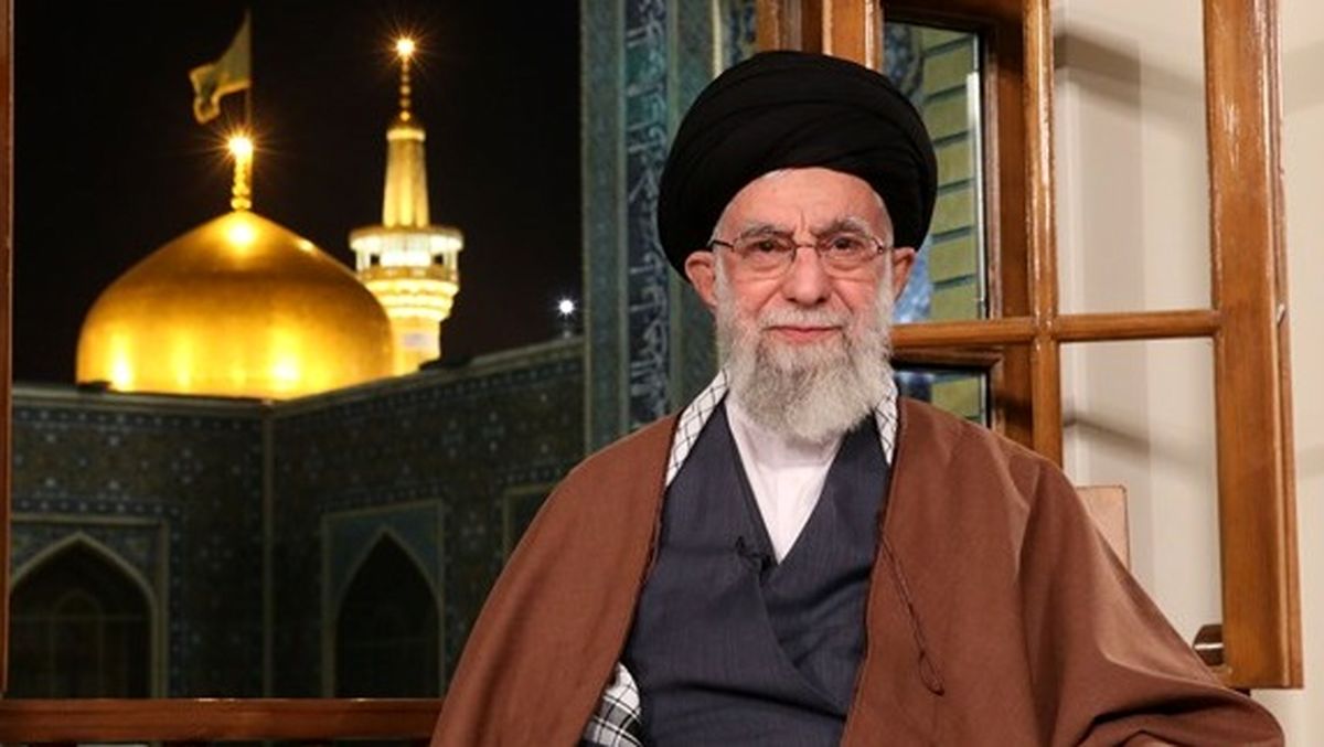 عکسی پرمعنا از رهبر انقلاب در مقابل یک تصویر 