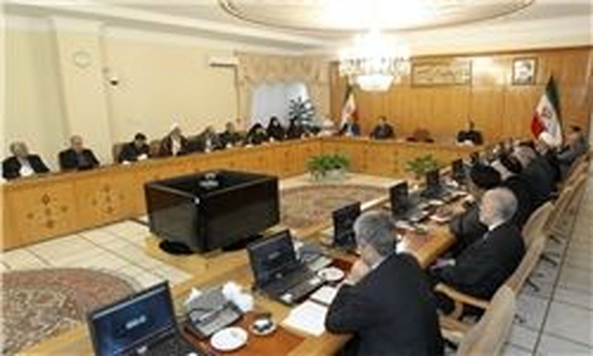 پرداخت پاداش نجومی به ۲۰۰ مقام دولتی