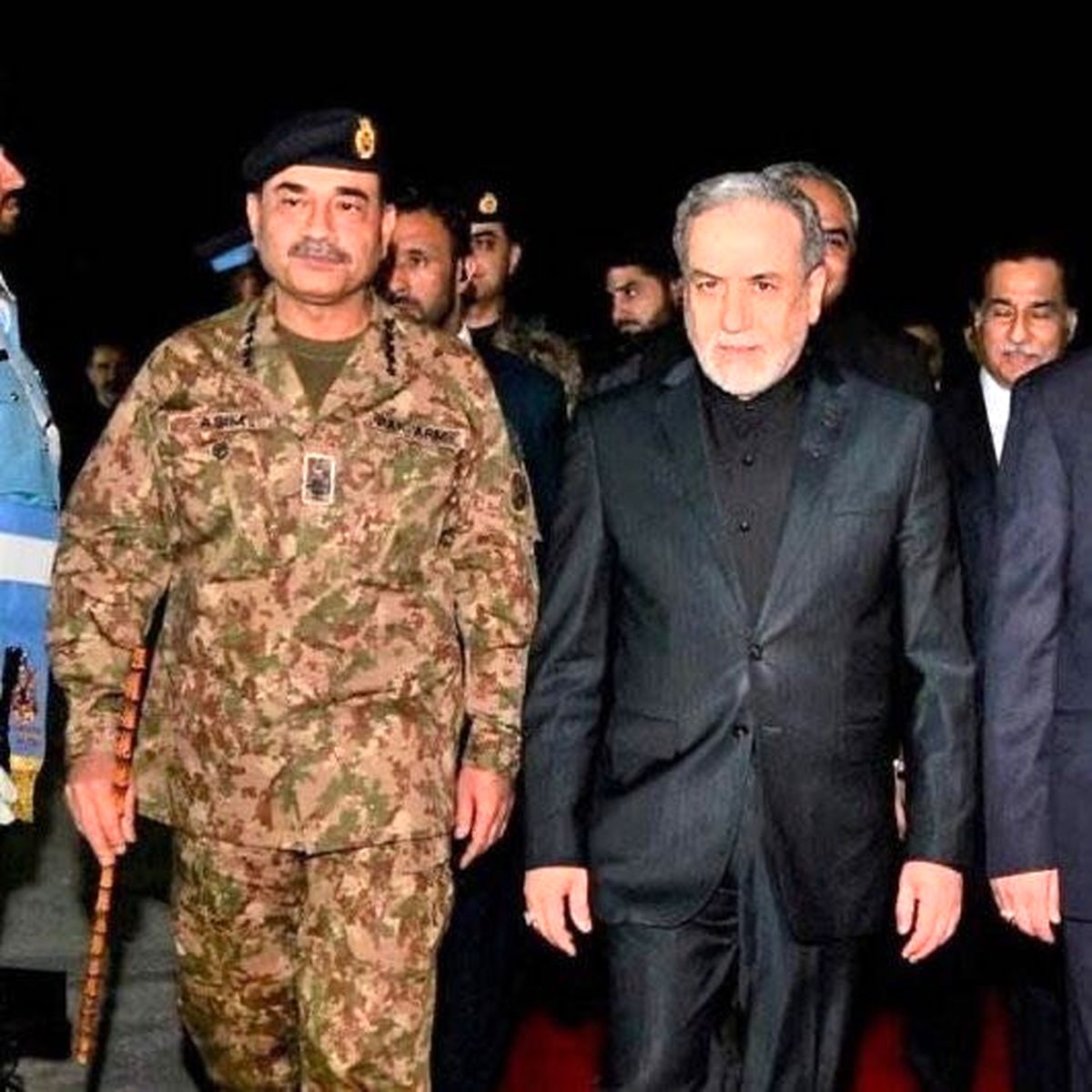 چرا ژنرال عاصم منیر با لباس نظامی از هیات ایرانی استقبال کرد؟