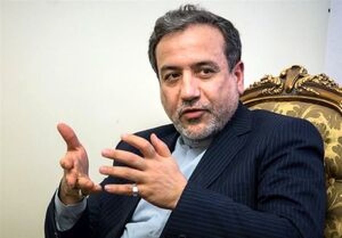 خدمت‌رسانی عراقچی به زائران حرم رضوی
