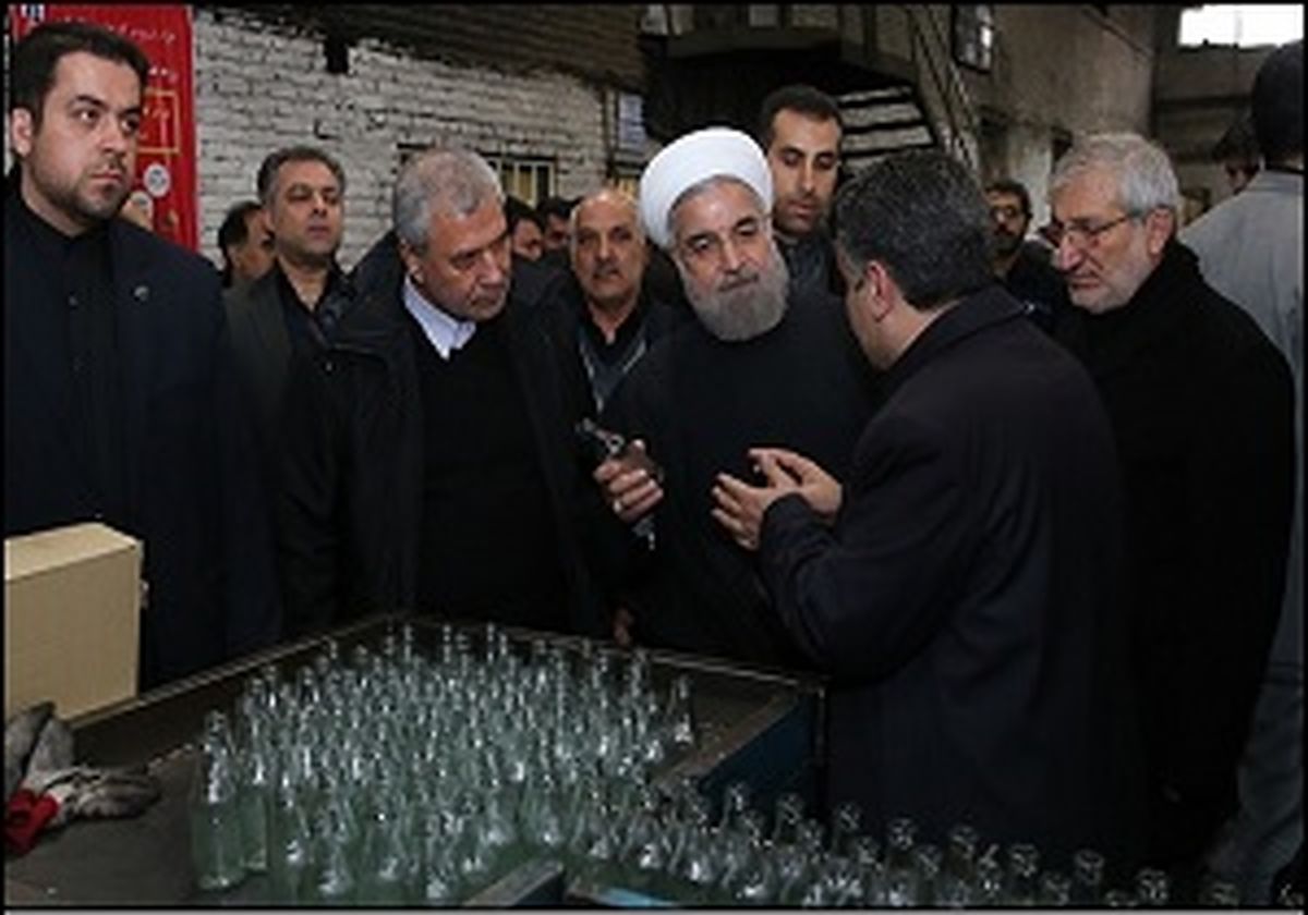 بازدید روحانی از کارخانه شیشه‌ساز مینا