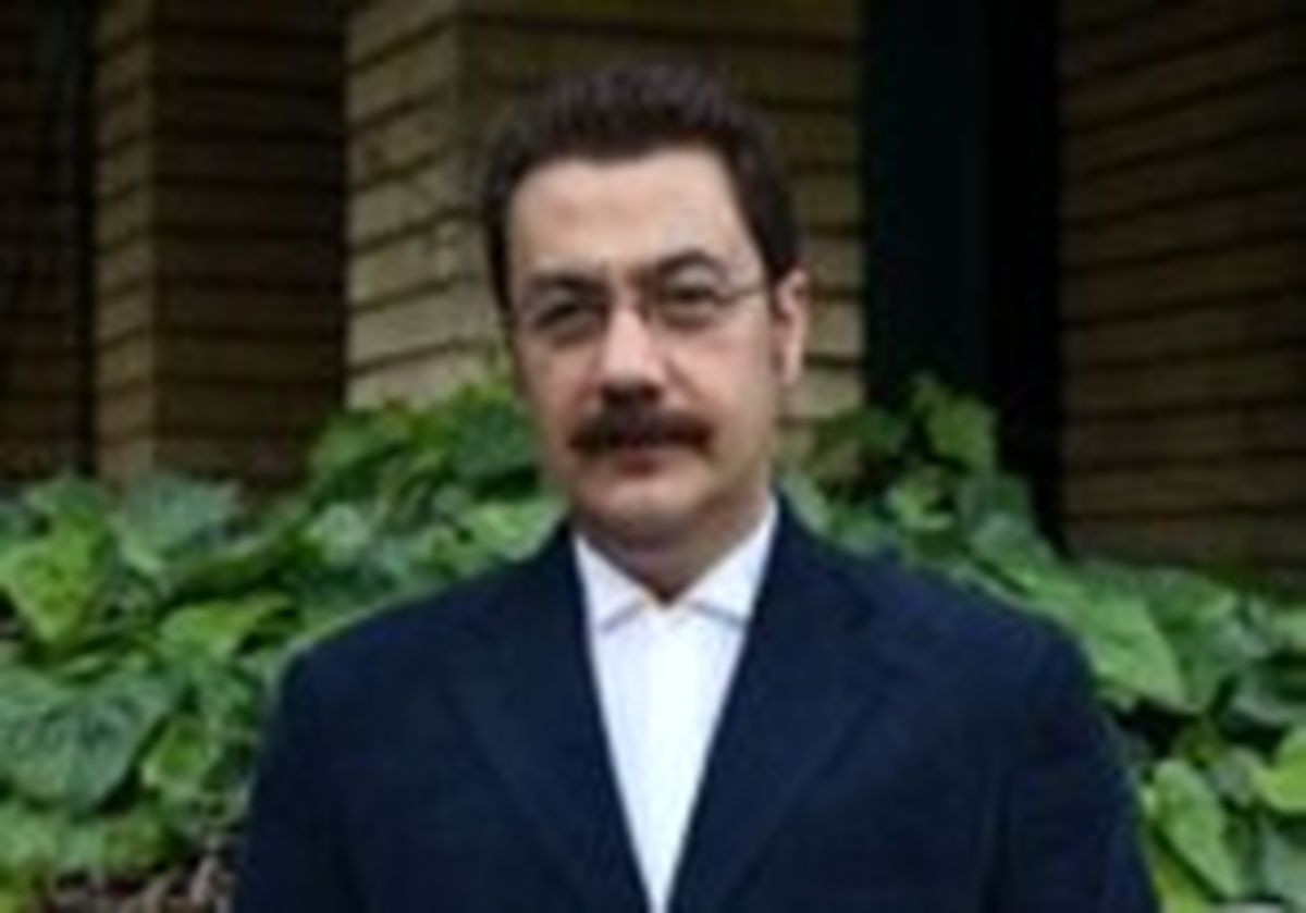 بادبادک بازی آقای مجری لب دریا/ عکس