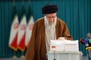 تصاویری از رهبر انقلاب پای صندوق رأی الکترونیکی حوزه انتخابیه تهران