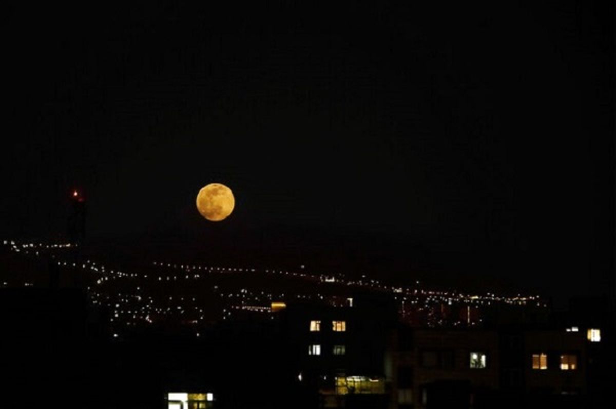 تصاویری زیبا از پدیده ابرماه در تهران
