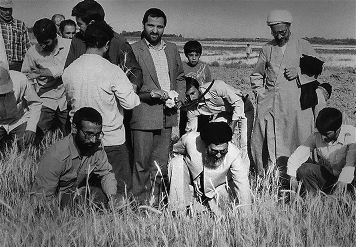 آیت‌الله خامنه‌ای با لباس بلوچی در میان مردم