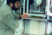 شهید یکتایی بر مزار خودش!/ عکس