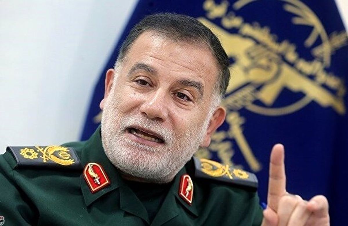 تصویر حضور فرمانده در منزل شهید نیلفروشان 