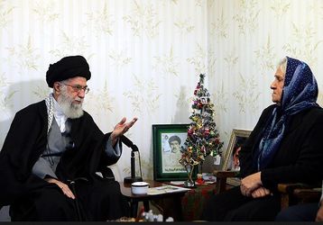 دیدار رهبر انقلاب اسلامی با خانواده‌ شهید آشوری