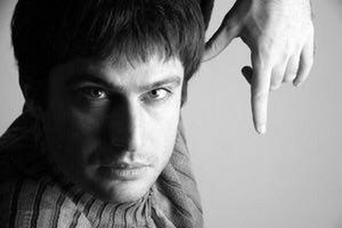 هنرمند معروف در کنار یادواره کشته شدگان حلبچه/عکس
