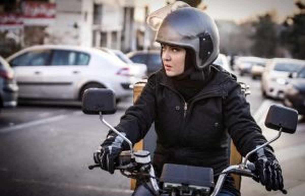 نیکی کریمی با موتور به سینماها می‌آید