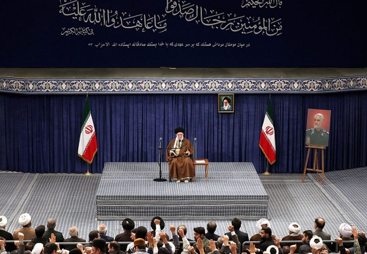 معنی آیه نصب شده دیدار امروز رهبر انقلاب با مردم کرمان