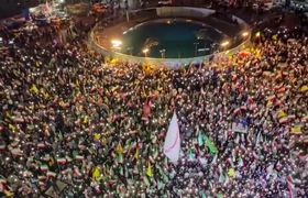 شعار شب گذشته مردم در میدان انقلاب تهران 