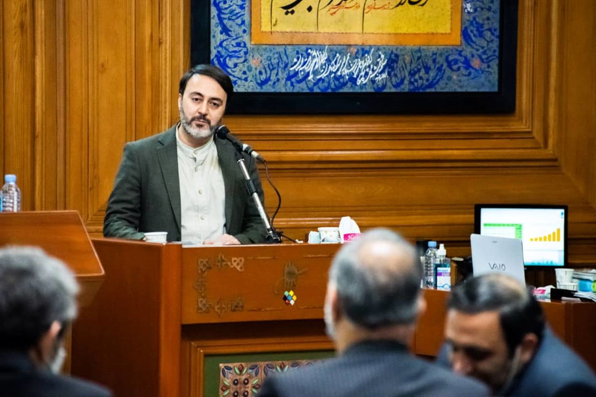  تقدیر از کارمند وظیفه‌شناس شرکت بهره برداری مترو/ تقدیر از کارکنان شهرداری تهران

