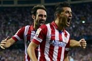 ژست جالب مهاجم قرمزها کنار یک اسب / عکس