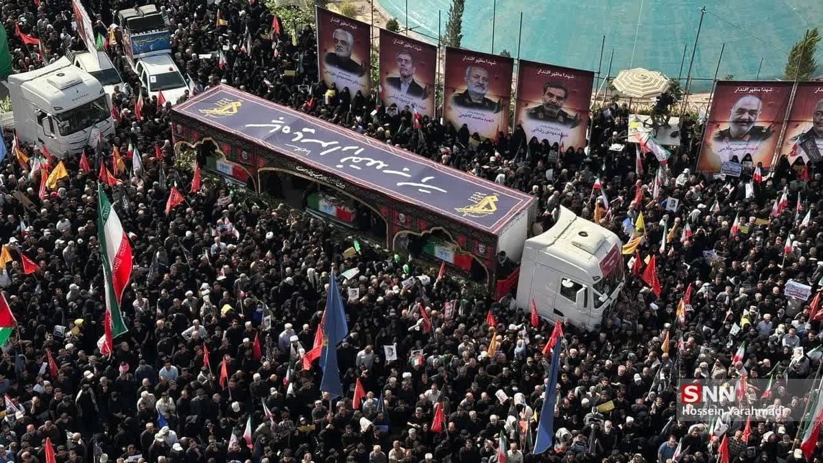 سلفی خبرنگار CNN با جمعیت حاضر در مراسم تشییع شهدای اقتدار
